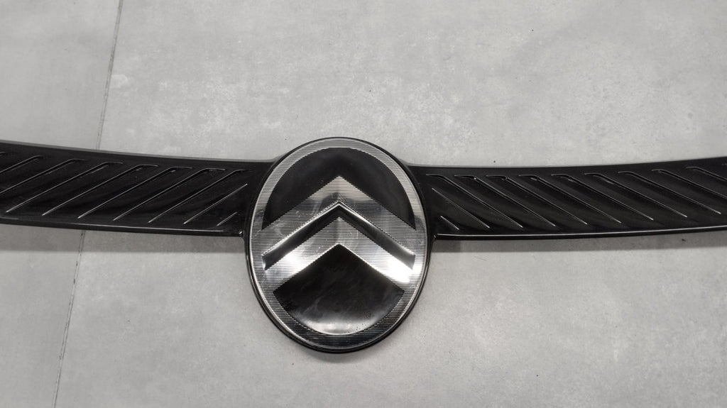 Maska (grill) BLENDA lajsna LOGO zadnja prednja CITROEN C3 IV C5 II 24-26 OEM 9852880380