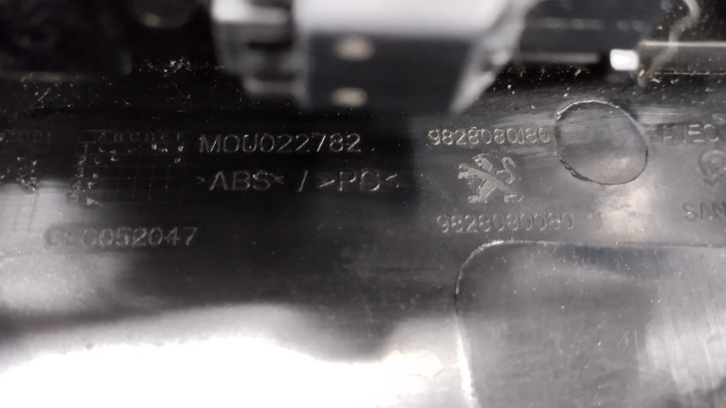 Blenda kamera lajsna klapy zadnji PEUGEOT 2008 2 II 9828080180 19-