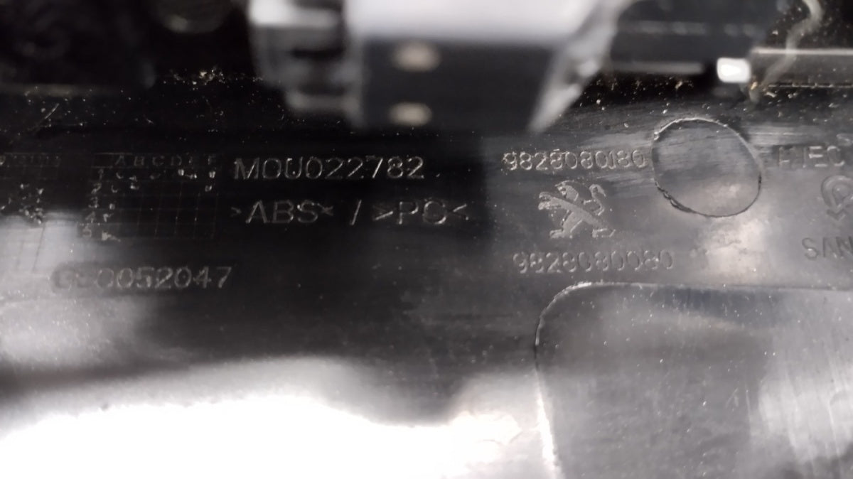 Blenda kamera lajsna klapy zadnji PEUGEOT 2008 2 II 9828080180 19-