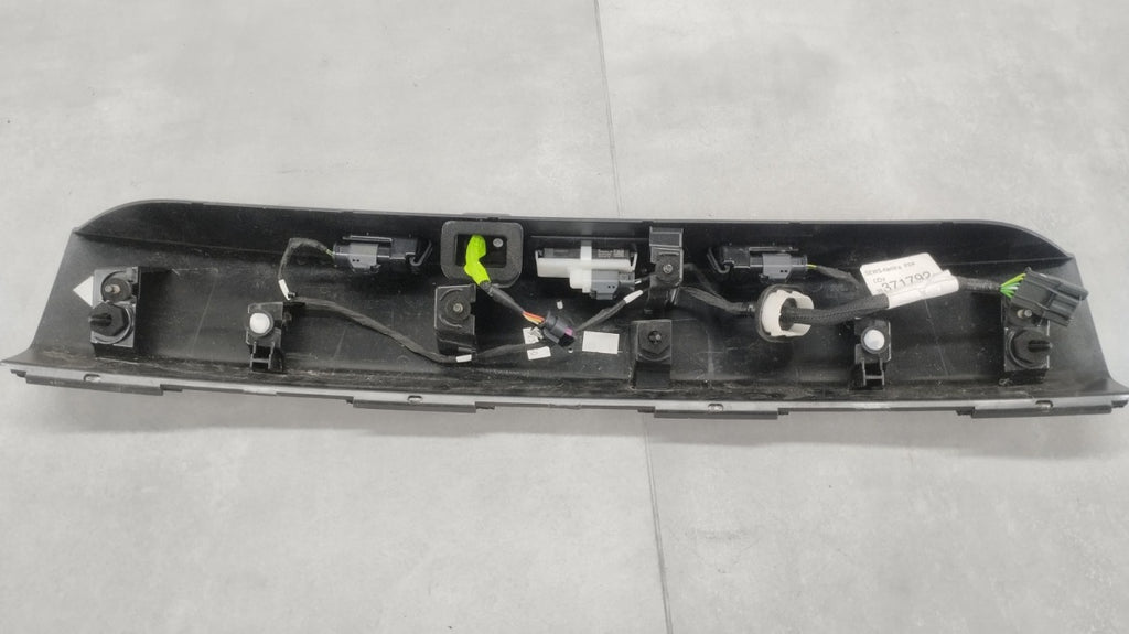 Blenda kamera lajsna klapy zadnji PEUGEOT 2008 2 II 9828080180 19-