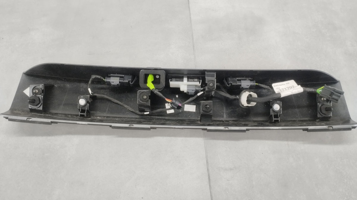 Blenda kamera lajsna klapy zadnji PEUGEOT 2008 2 II 9828080180 19-