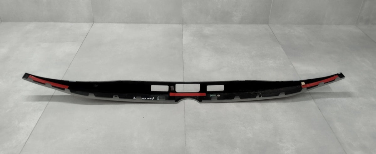 Blenda lajsna klapy tylnej VW Touareg III lifting 23- / 760827361A
