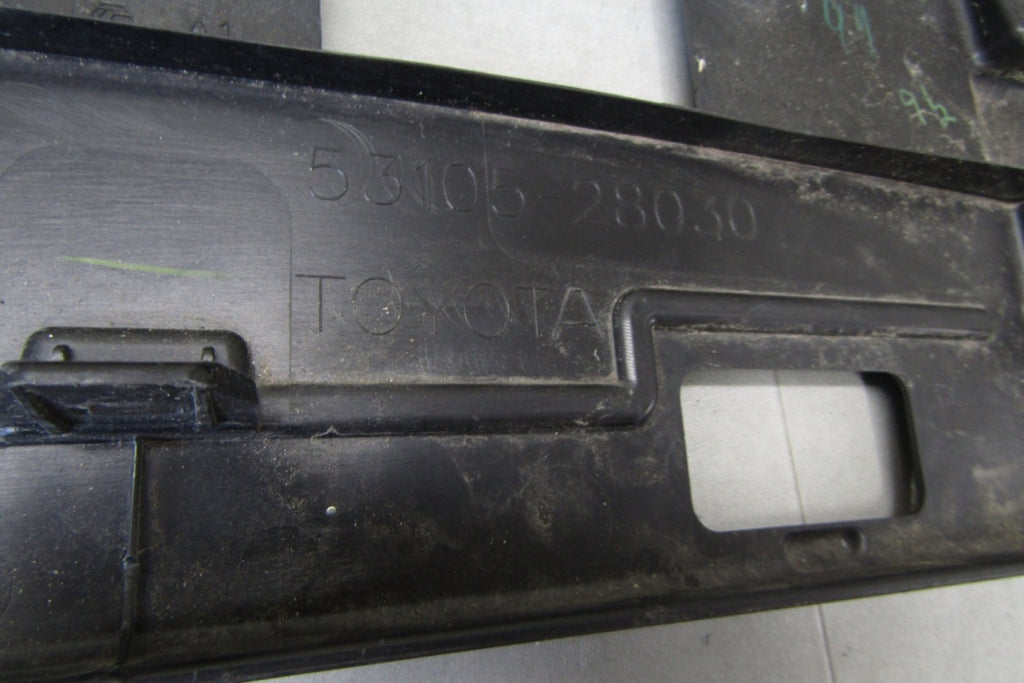 Rešetka branika prednja prednja Toyota Noah 2014–2017 53105-28030