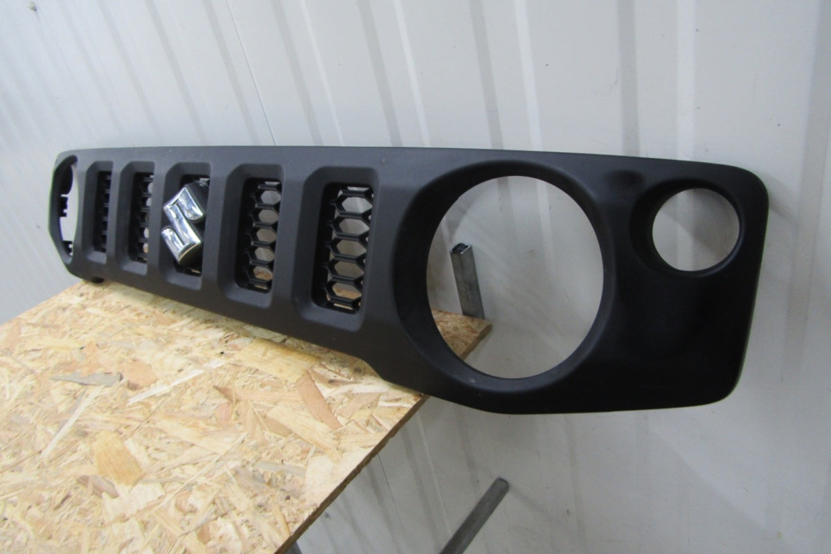 Prednji branik grill maska SUZUKI JIMNY 4 IV 18-