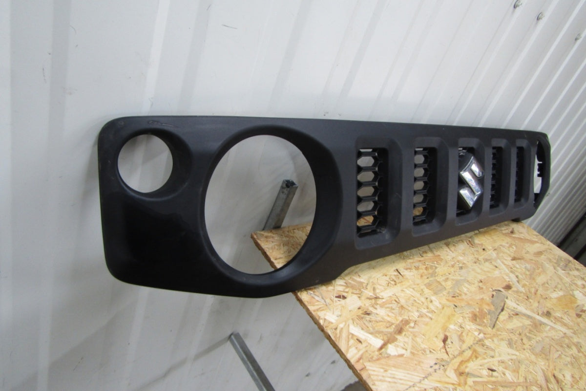 Prednji branik grill maska SUZUKI JIMNY 4 IV 18-