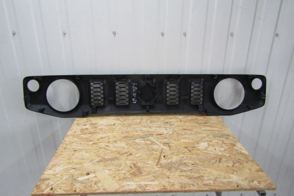 Prednji branik grill maska SUZUKI JIMNY 4 IV 18-
