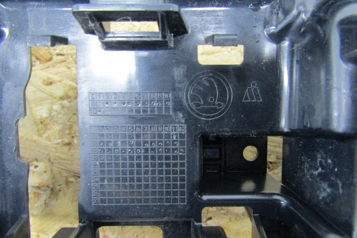 Maska (grill) atrapa zderzaka prednja Skoda Octavia 4 IV 5E3 19-