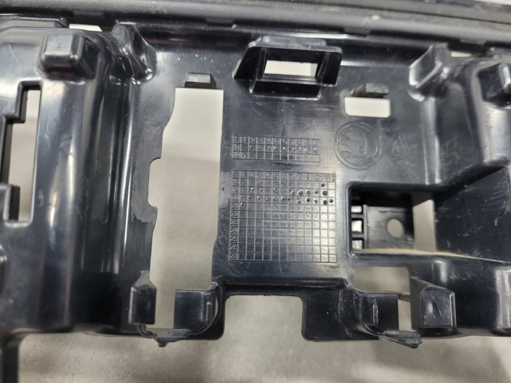 Maska (grill) atrapa zderzaka prednja Skoda Octavia 4 IV 5E3 19-23