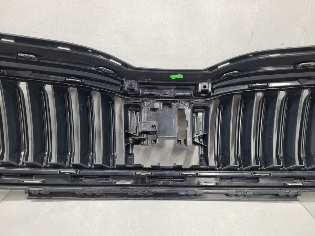 Maska (grill) atrapa zderzaka prednja Skoda Octavia 4 IV 5E3 19-23
