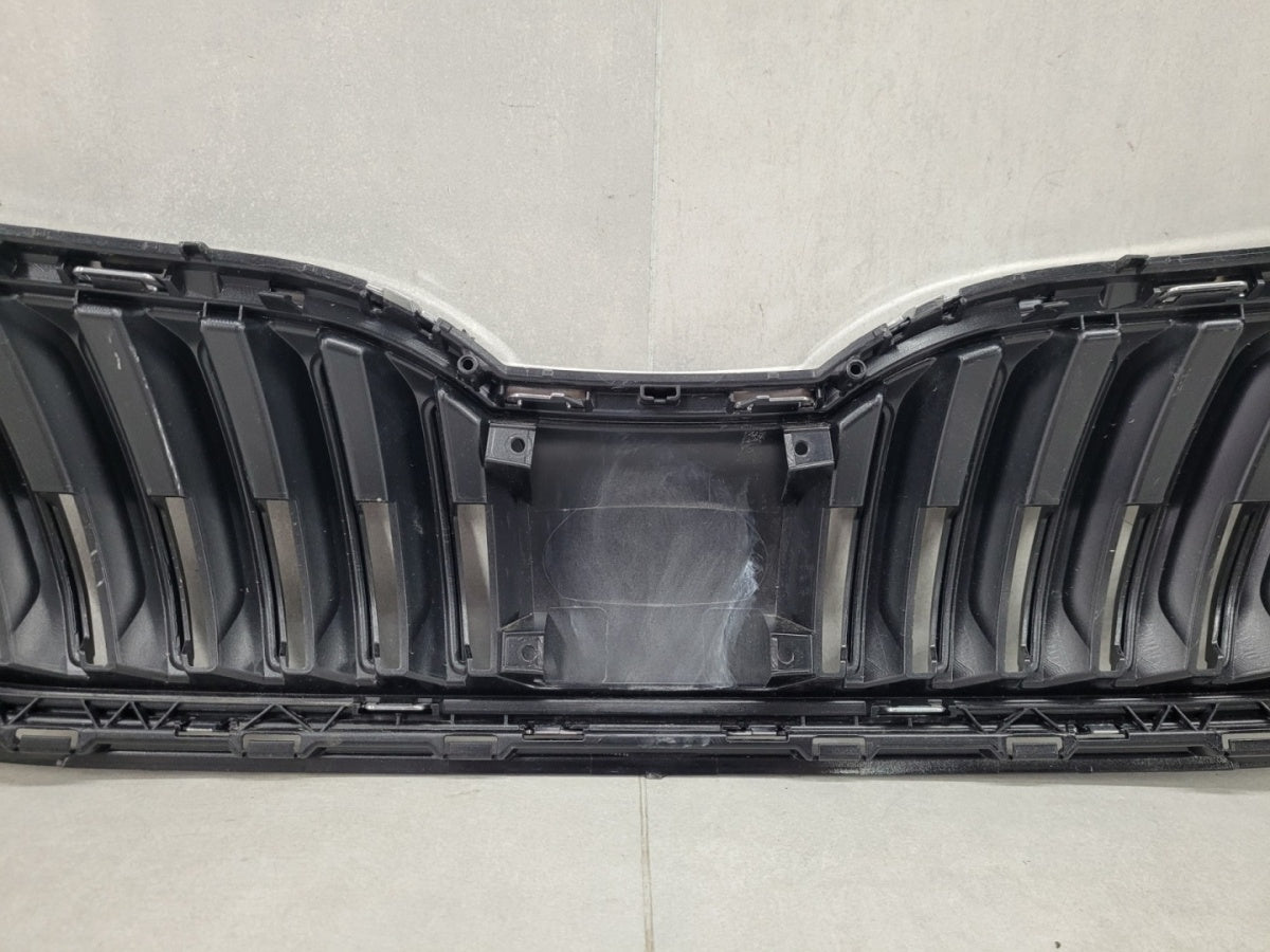 Maska (grill) atrapa zderzaka prednja Skoda Octavia 3 III 5E0 Lift 17-20