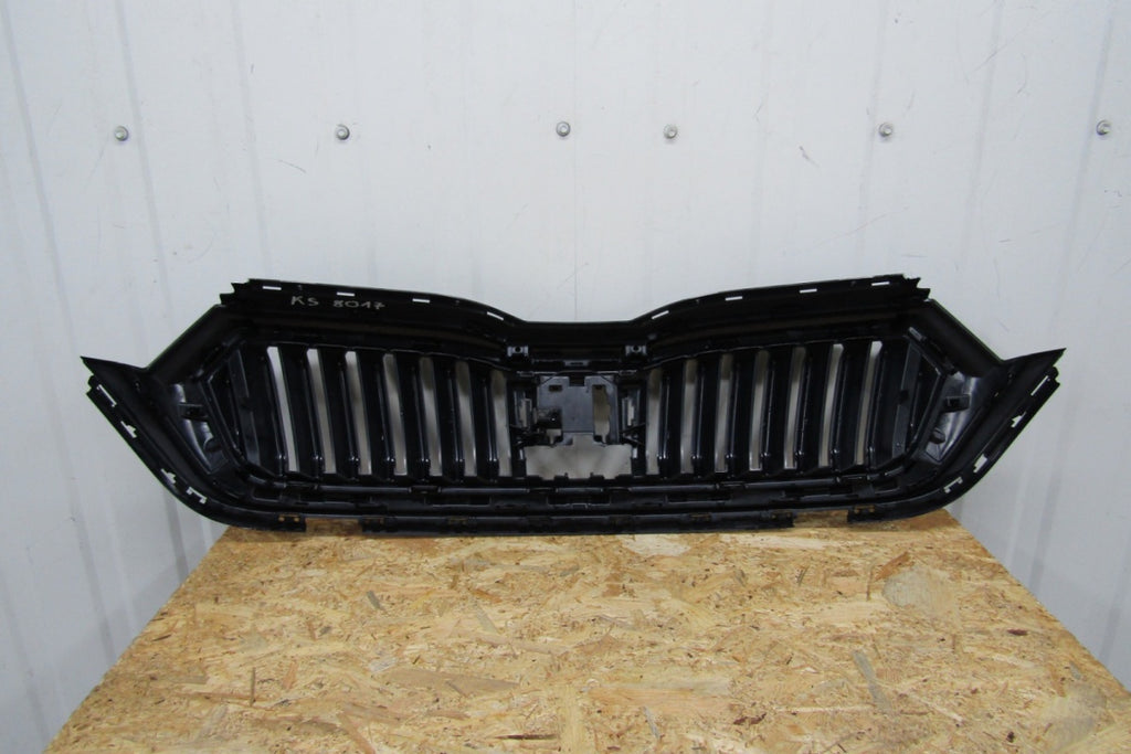 Maska (grill) atrapa zderzaka prednja Skoda Octavia 4 IV 5E3 19-