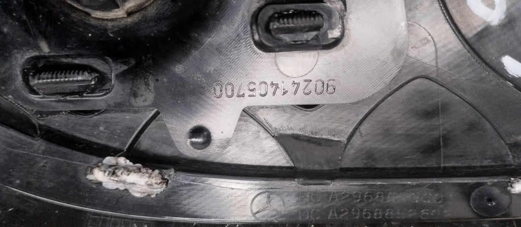 Rešetka EMBLEMAT desna RH MERCEDES MAYBACH EQS SUV X296 OE A2968852602