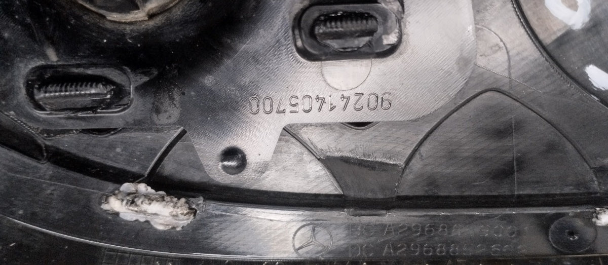 Rešetka EMBLEMAT desna RH MERCEDES MAYBACH EQS SUV X296 OE A2968852602