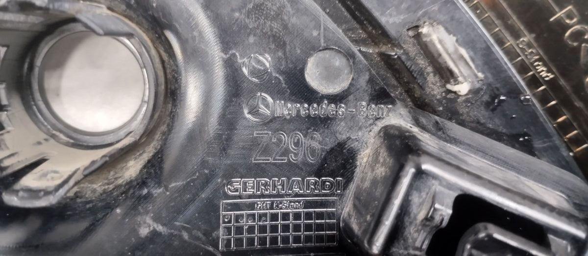 Rešetka EMBLEMAT desna RH MERCEDES MAYBACH EQS SUV X296 OE A2968852602