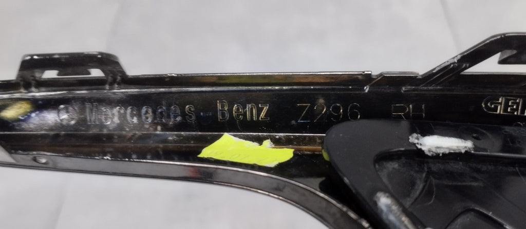 Rešetka EMBLEMAT desna RH MERCEDES MAYBACH EQS SUV X296 OE A2968852602