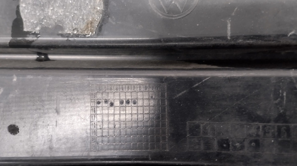 Rešetka branika ŚRODKOWA hrom VW PASSAT B8 GTE 14-19 OEM 3G0853677B