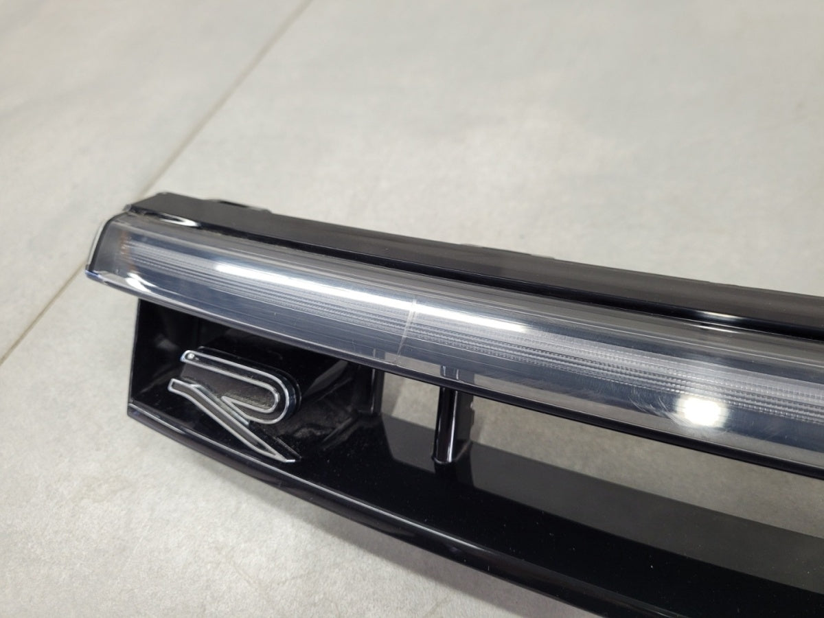 Maska (grill) Kratka Led DRL atrapy a desna prednja Volkswagen VW Passat B9 3J0 24-