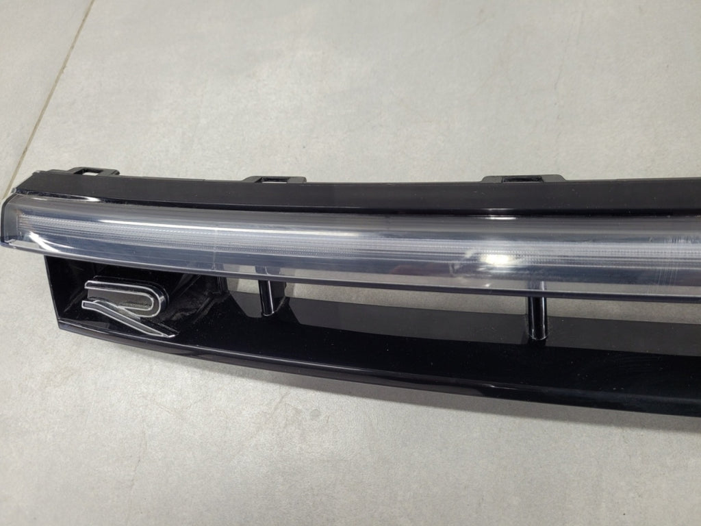 Maska (grill) Kratka Led DRL atrapy a desna prednja Volkswagen VW Passat B9 3J0 24-