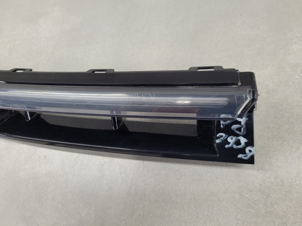 Maska (grill) Kratka Led DRL atrapy a desna prednja Volkswagen VW Passat B9 3J0 24-