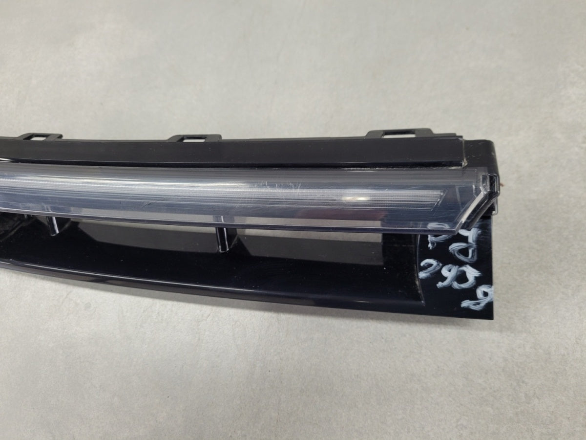 Maska (grill) Kratka Led DRL atrapy a desna prednja Volkswagen VW Passat B9 3J0 24-