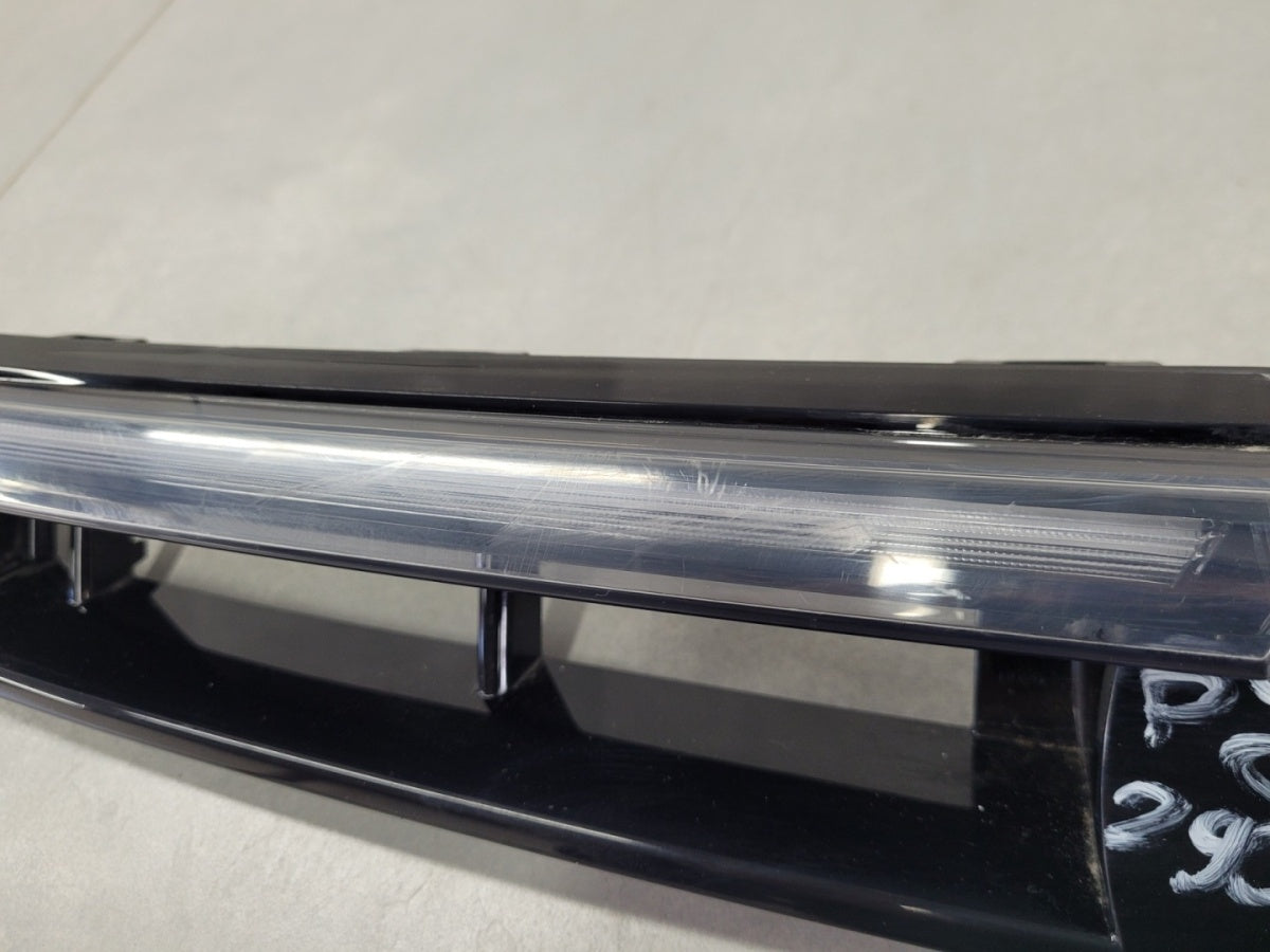 Maska (grill) Kratka Led DRL atrapy a desna prednja Volkswagen VW Passat B9 3J0 24-