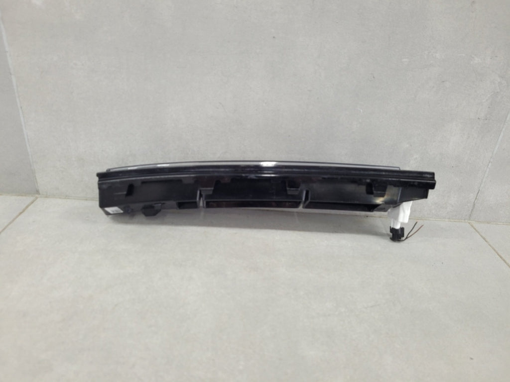 Maska (grill) Kratka Led DRL atrapy a desna prednja Volkswagen VW Passat B9 3J0 24-