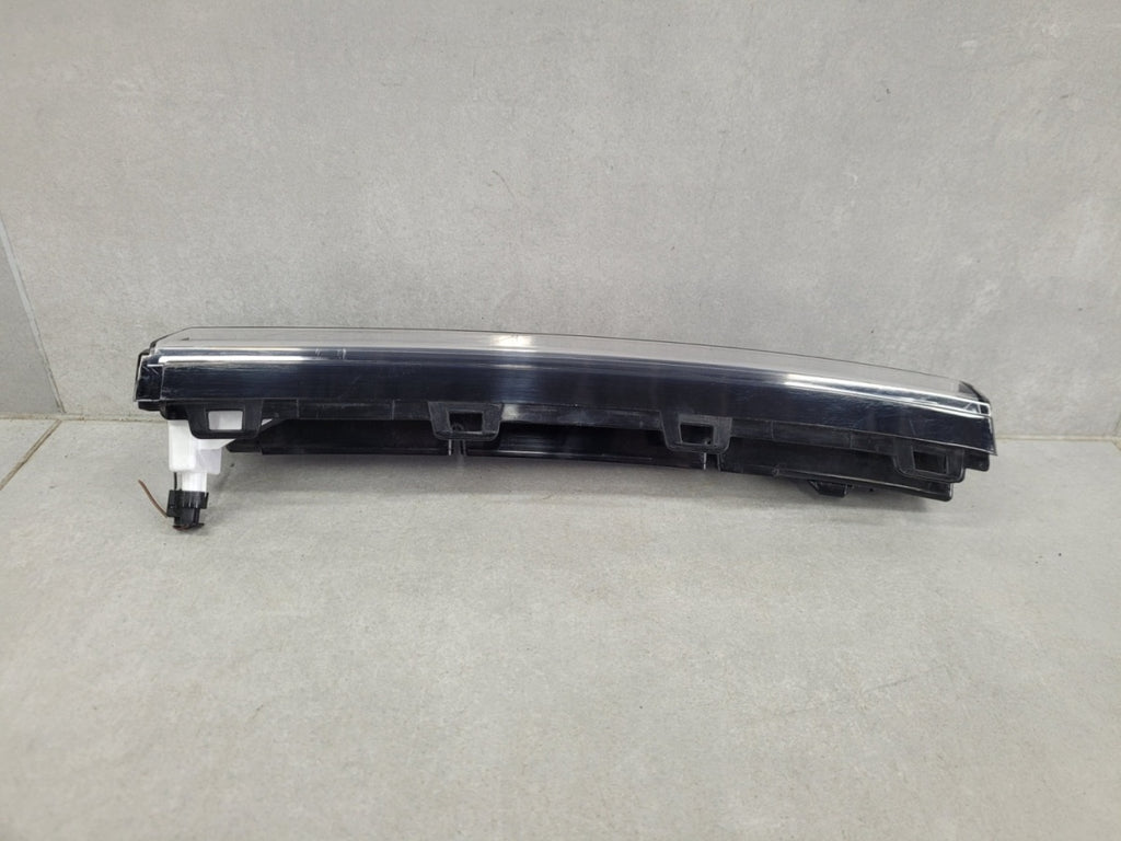 Maska (grill) Kratka Led DRL atrapy a desna prednja Volkswagen VW Passat B9 3J0 24-