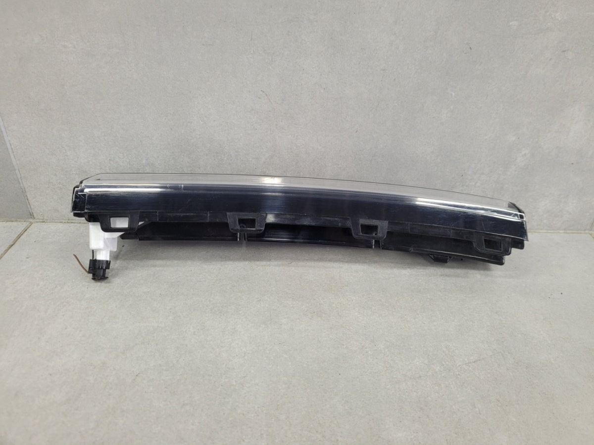 Maska (grill) Kratka Led DRL atrapy a desna prednja Volkswagen VW Passat B9 3J0 24-