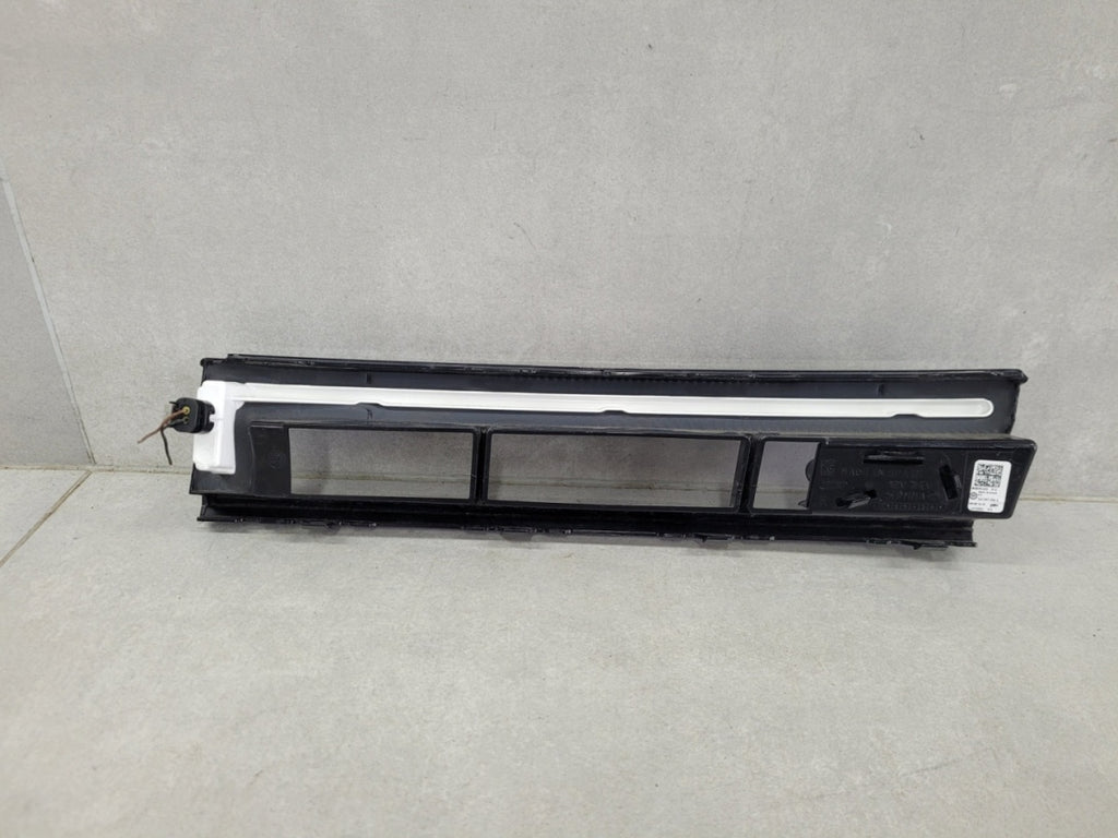 Maska (grill) Kratka Led DRL atrapy a desna prednja Volkswagen VW Passat B9 3J0 24-