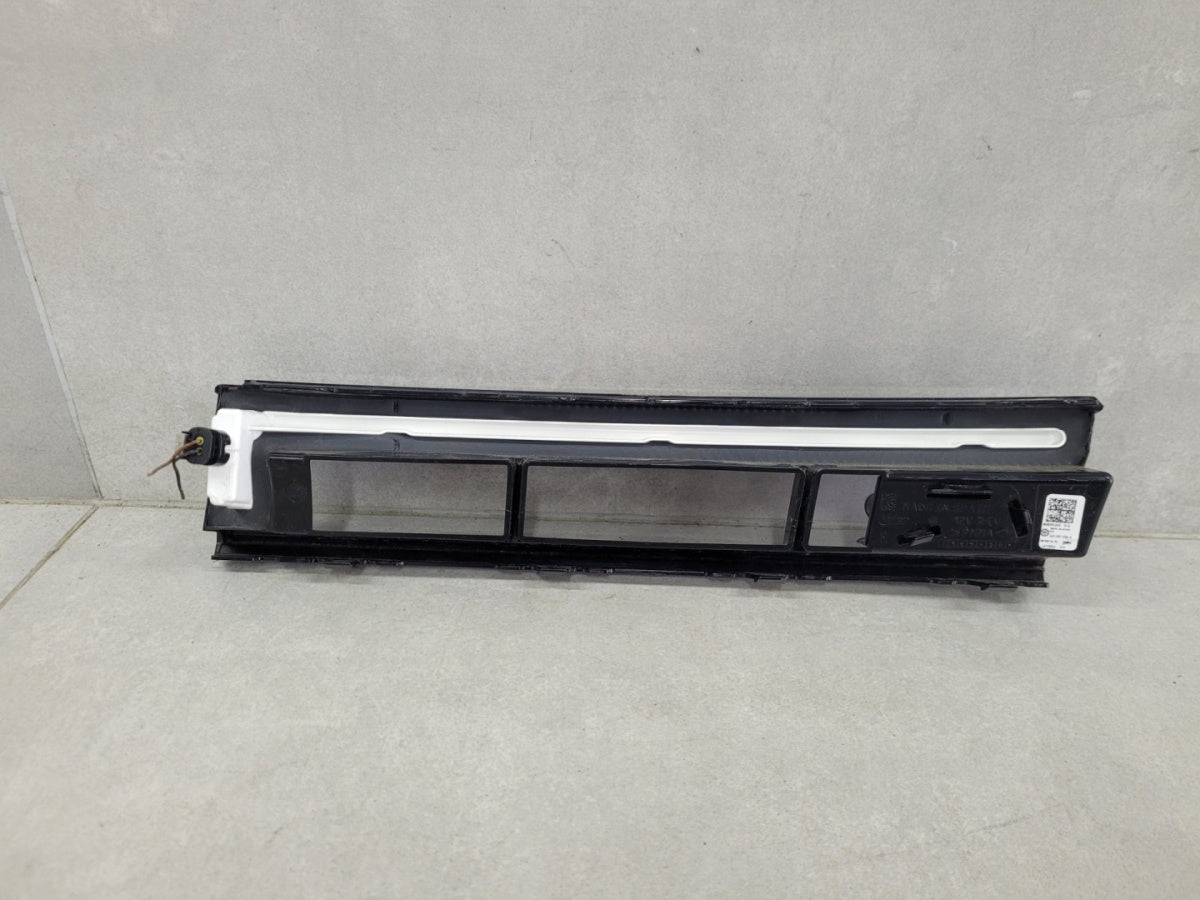 Maska (grill) Kratka Led DRL atrapy a desna prednja Volkswagen VW Passat B9 3J0 24-