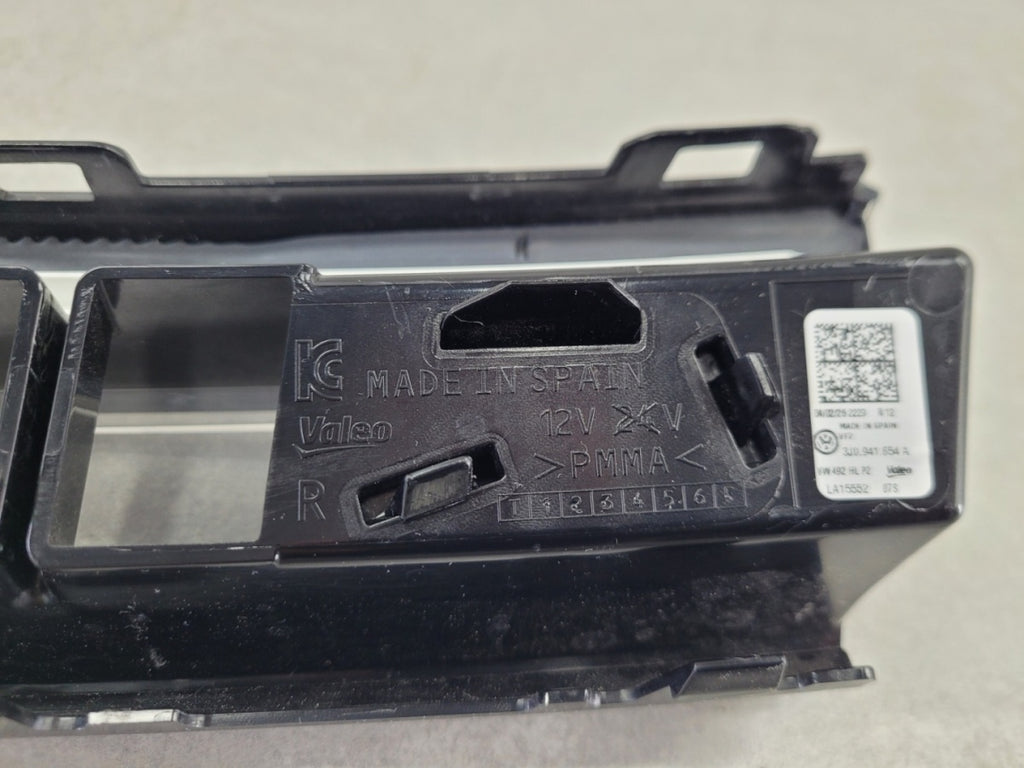 Maska (grill) Kratka Led DRL atrapy a desna prednja Volkswagen VW Passat B9 3J0 24-