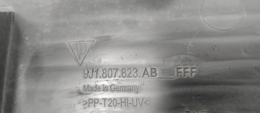 Rešetka Środkowa Zderzaka prednji Porsche Taycan 9J1 Blenda 9J1807823AB