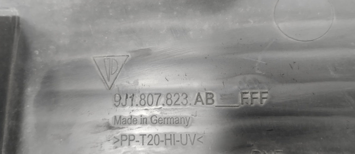 Rešetka Środkowa Zderzaka prednji Porsche Taycan 9J1 Blenda 9J1807823AB