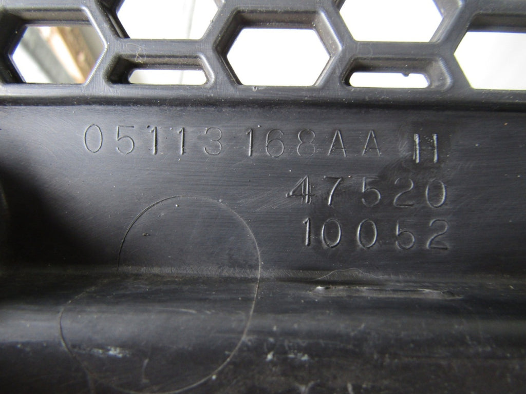 Maska (grill) kratka belka zderzaka Chrysler Voyager Caravan 08-12