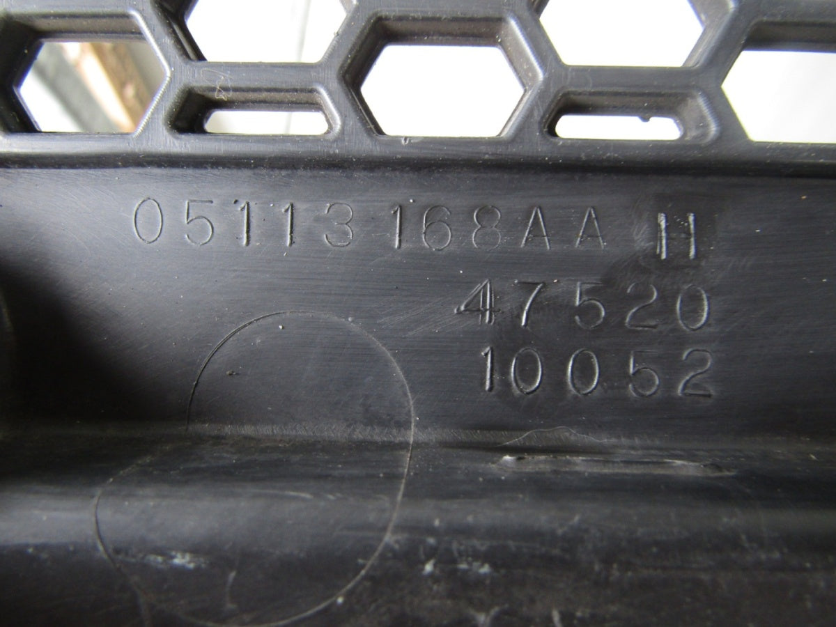 Maska (grill) kratka belka zderzaka Chrysler Voyager Caravan 08-12