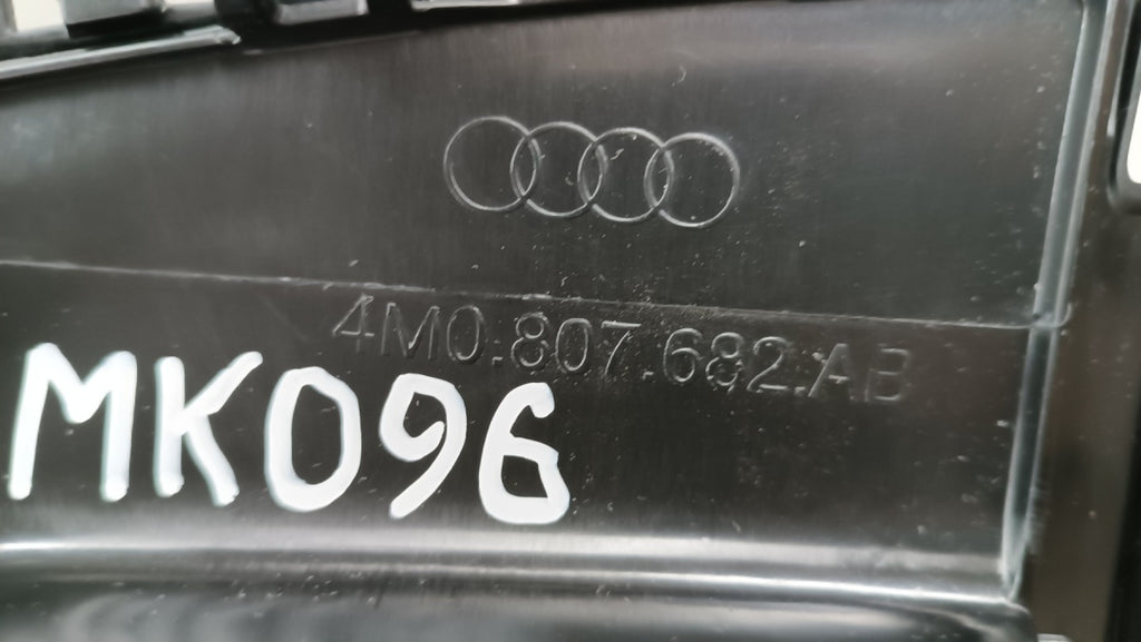 Rešetka branika desna prednja AUDI Q7 E-TRON 4M0