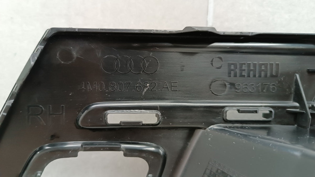Rešetka branika desna prednja AUDI Q7 E-TRON 4M0 pod radar