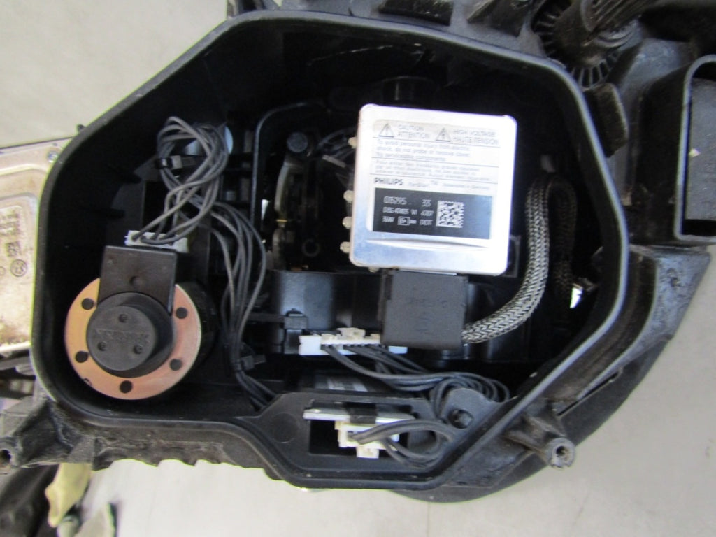 Prednji far VOLKSWAGEN SCIROCCO LIFT 1K8 xenon zakretni RH desni 14-17