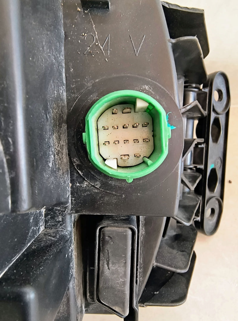 Prednji far IVECO STRALIS lijevi LH xenon 13-16 5801745441
