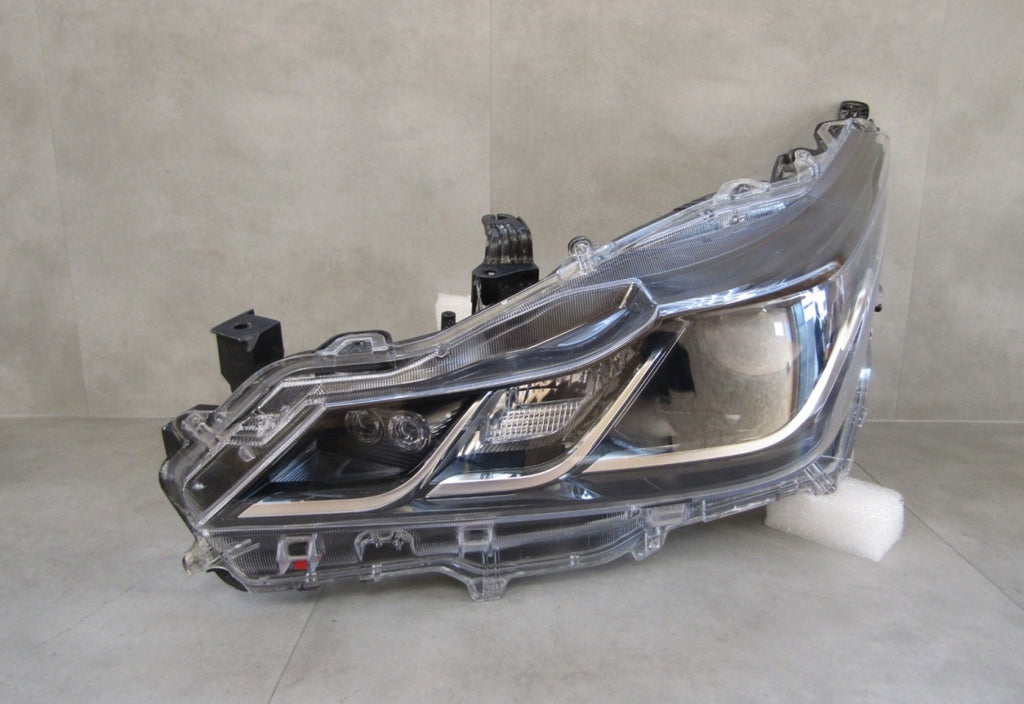 Prednji far TOYOTA COROLLA E21 SEDAN halogen sa sočivom LH 18- 81150-02T31-00