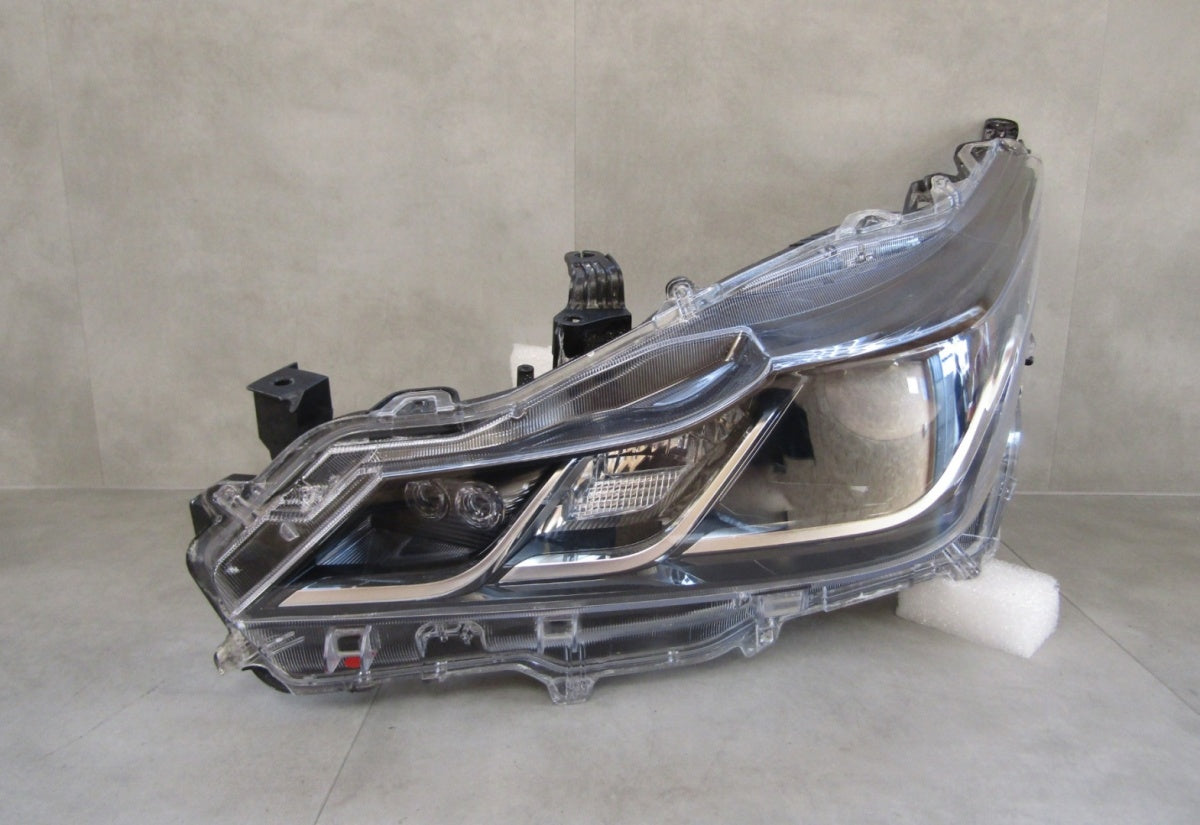 Prednji far TOYOTA COROLLA E21 SEDAN halogen sa sočivom LH 18- 81150-02T31-00