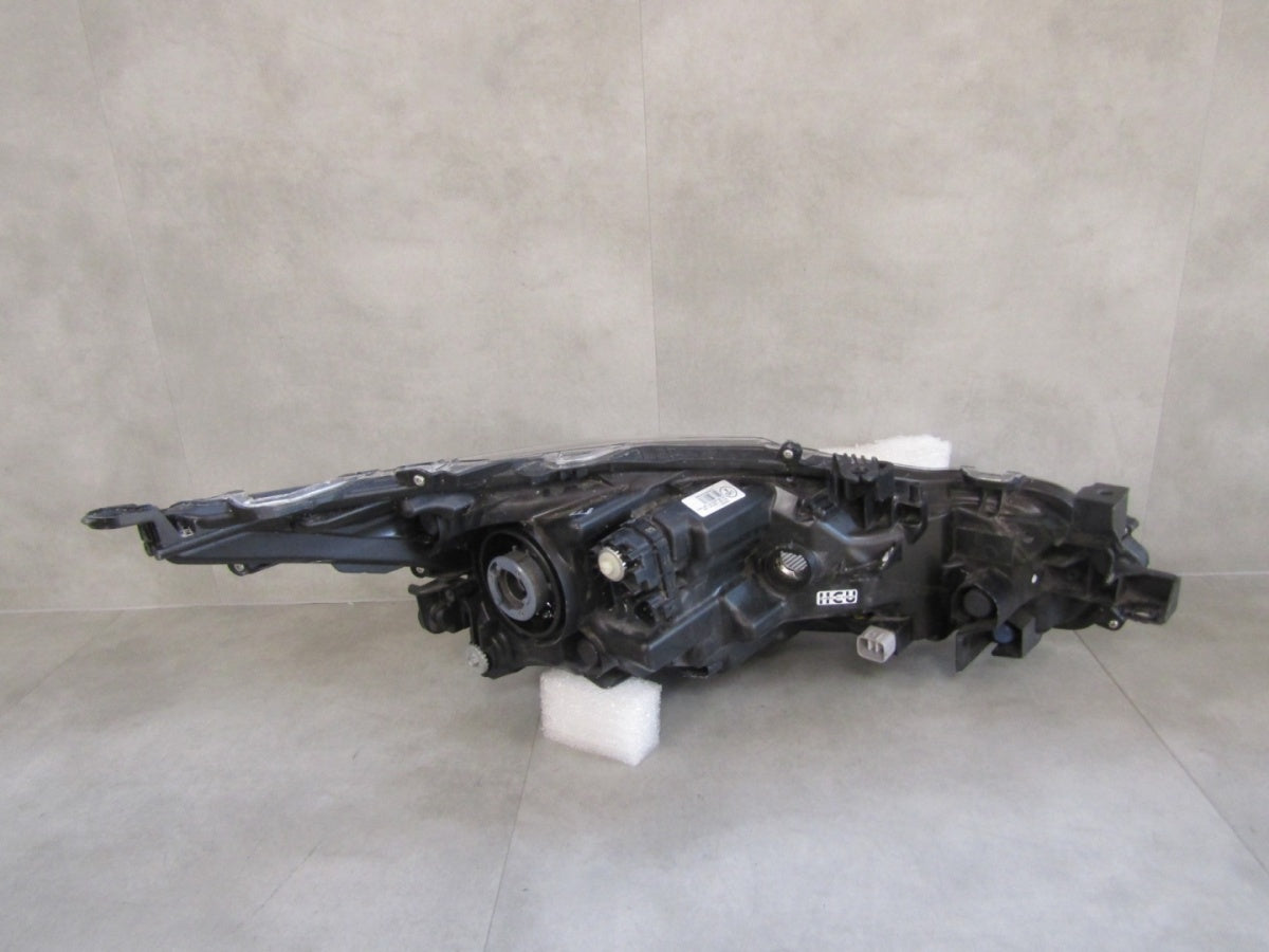 Prednji far TOYOTA COROLLA E21 SEDAN halogen sa sočivom LH 18- 81150-02T31-00
