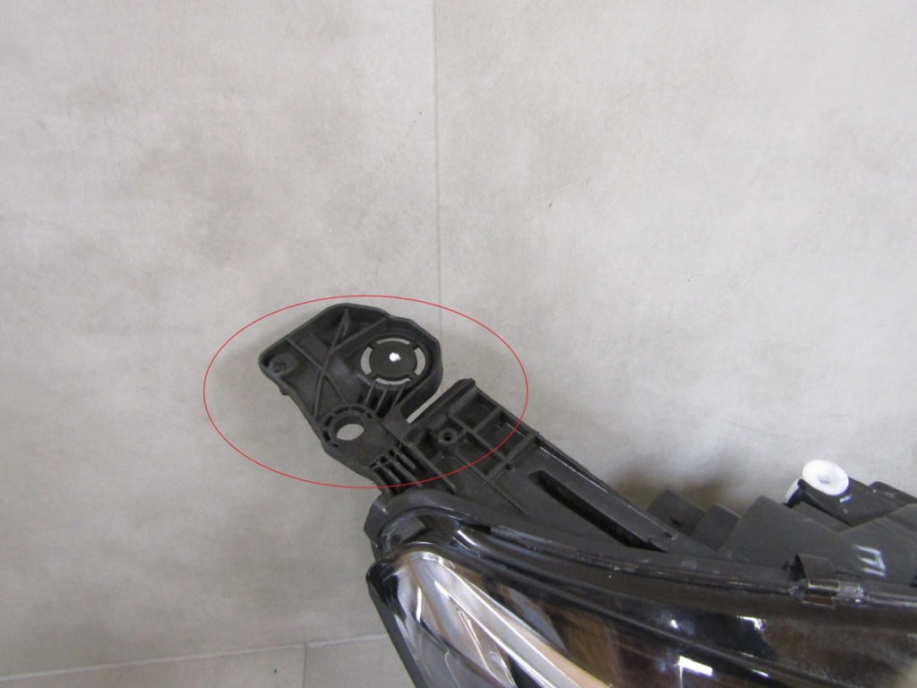 Prednji far PEUGEOT 308 T9 LIFT halogen sa sočivom 17-21 RH desni