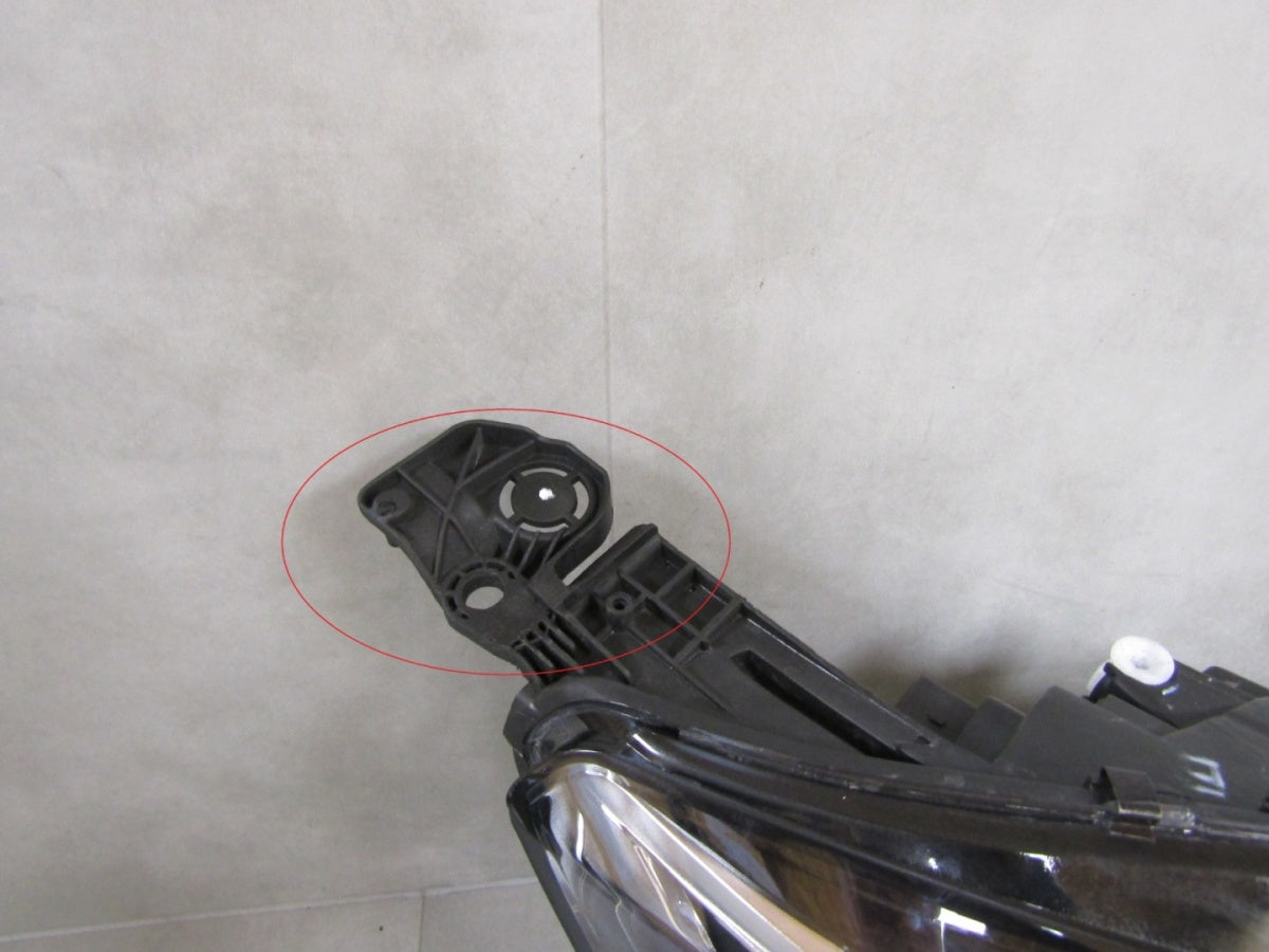 Prednji far PEUGEOT 308 T9 LIFT halogen sa sočivom 17-21 RH desni