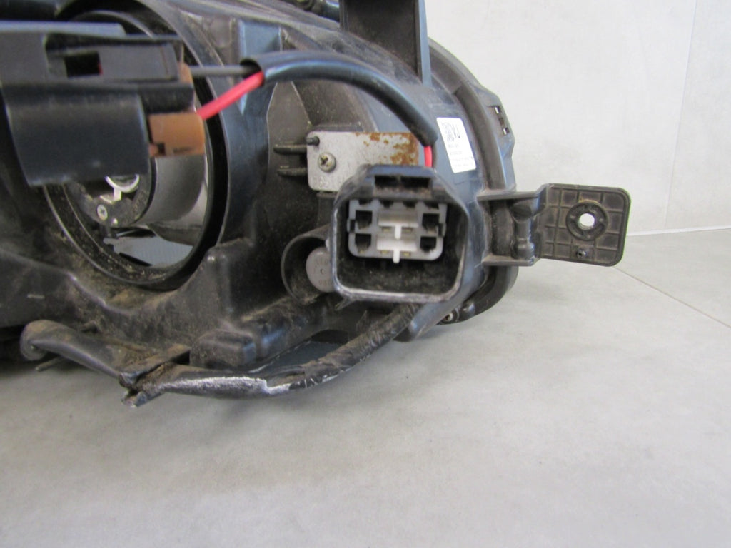 Prednji far SUBARU LEVORG LED JASNY ŚRODEK 14-17 LH 84002-VA091