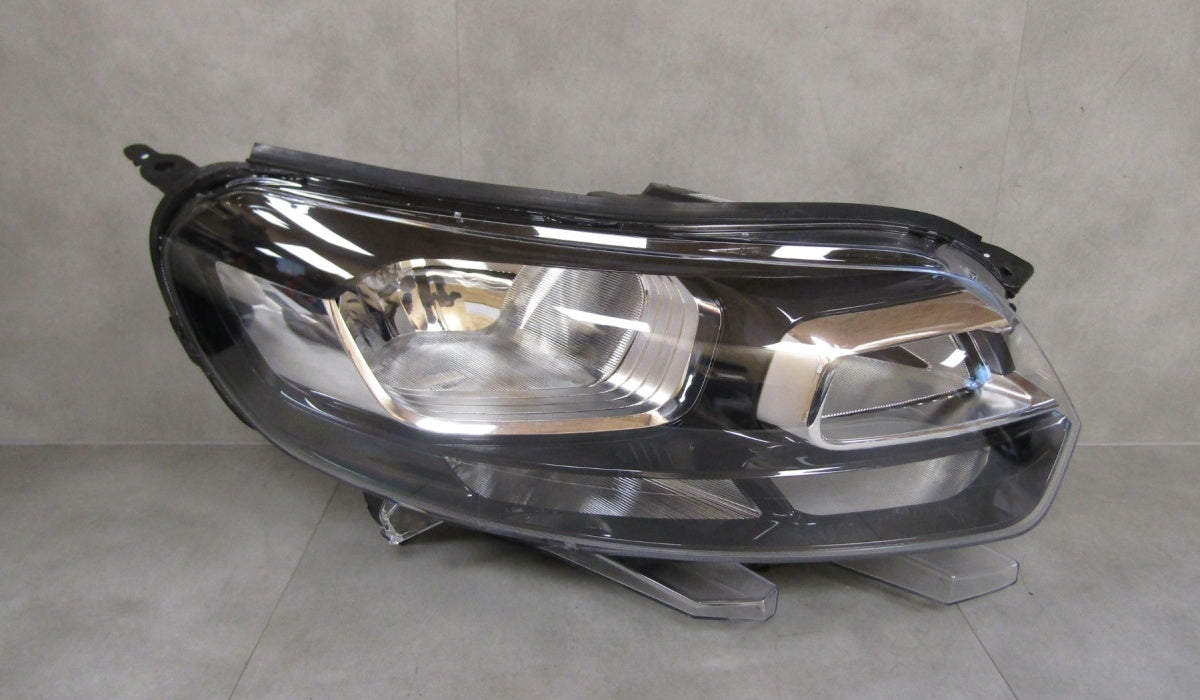 Prednji far CITROEN JUMPY III 3 16-23 VIVARO halogen 19-23 RH desni VARROC
