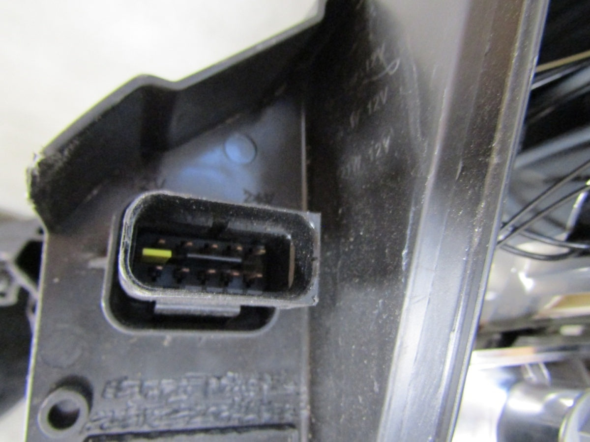 Prednji far CITROEN JUMPY III 3 16-23 VIVARO halogen 19-23 RH desni VARROC
