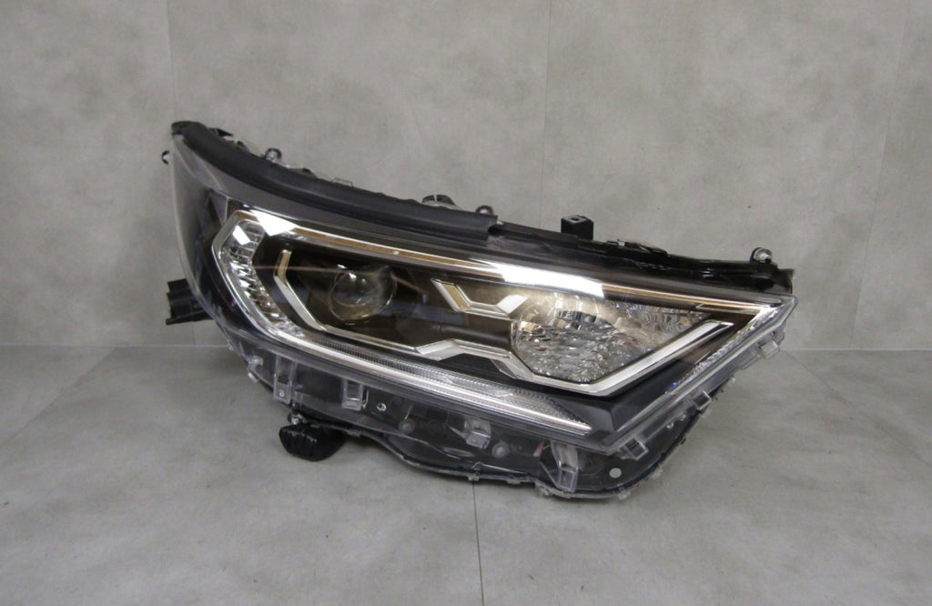 Prednji far TOYOTA RAV4 IV 5 V LED 19-21 RH desni