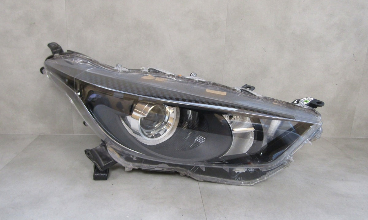 Prednji far TOYOTA YARIS 4 IV halogen sa sočivom 20- / MAZDA 2 22- RH