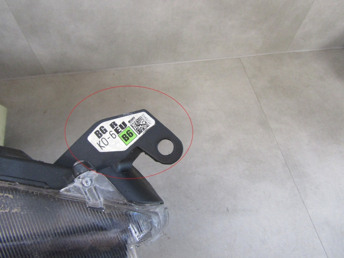 Prednji far TOYOTA YARIS 4 IV halogen sa sočivom 20- / MAZDA 2 22- RH